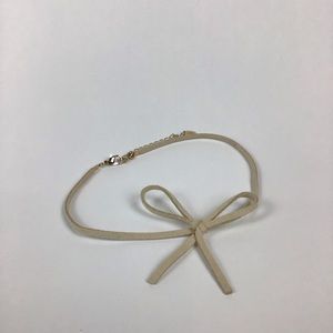 CLAIRE’S bow choker